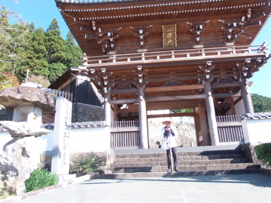 42番霊場仏木寺山門前にて。