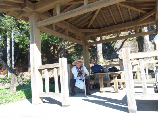 仏木寺バス停前にある休息小屋にて。