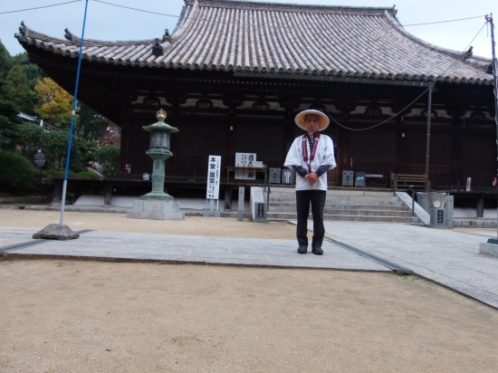 52番霊場太子寺、国宝の本堂前にて。