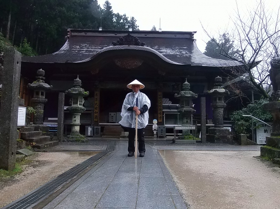 60番霊場横峯寺の本堂前。