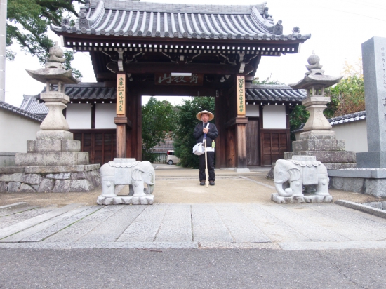 63番吉祥寺の門前、両側には石像の像（表現がおかしいですね）。