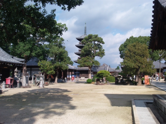 本山寺境内。