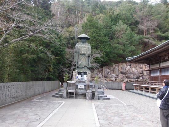 弘法大師像の前にもツアーのお遍路さん以外見かけませんでした。