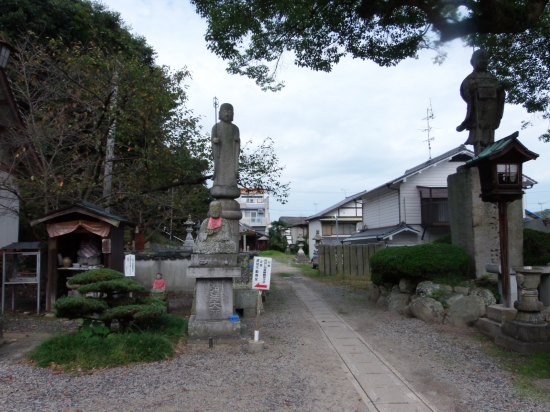 香西寺境内にある観音像。