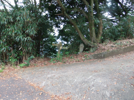 根香寺の駐車場から遍路道を見る。