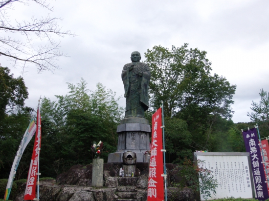 満濃池方向を見る神野寺の大師像を下から見上げました。