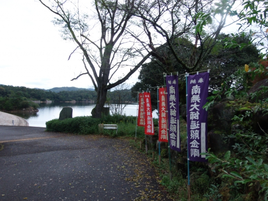 神野寺参道から満濃池を見る