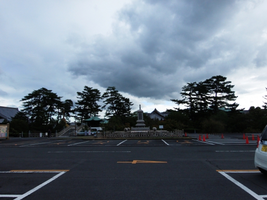 善通寺への参道、橋と後方の景色が素晴らしい。