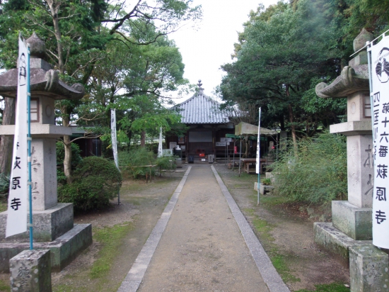 萩原寺大師堂（突き当たりの建物）