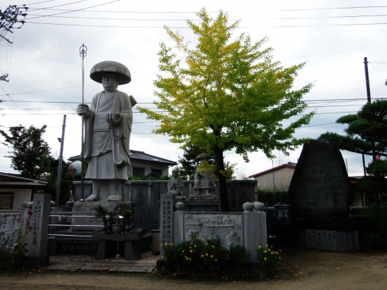 文殊院境内にある縁切り大師像。