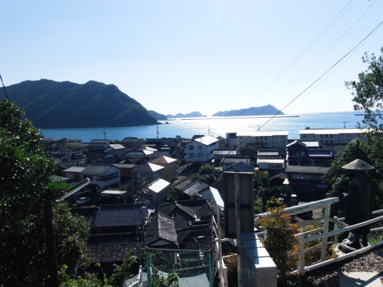 大善寺境内から見た須崎市内と海手前はケーブルカーの終点。