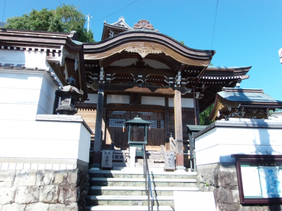 階段の上が大善寺大師堂。