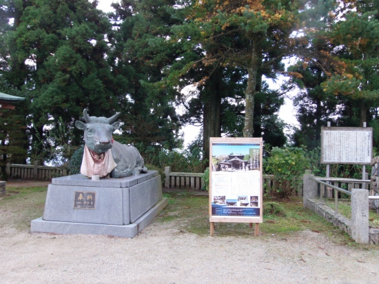 出石寺境内にある牛の像。