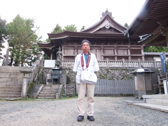 後方の建物は出石寺本堂。