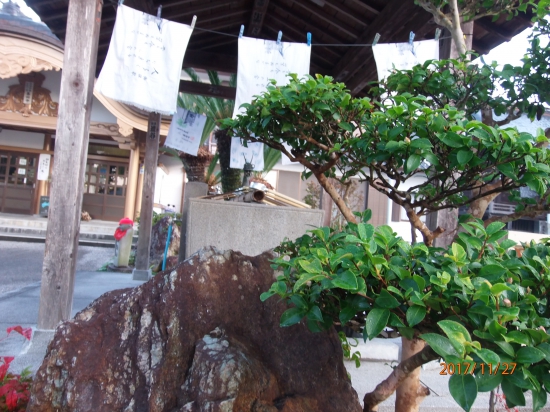 善楽寺の手水場、水槽は天邪鬼像が支えています（写真には写っていませんが）水吐龍は中央にいます。