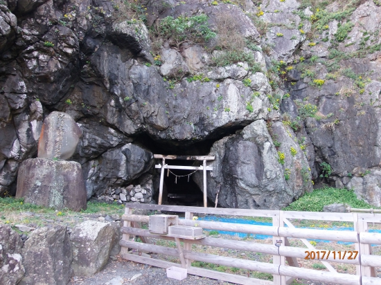 弘法大師が寝食をしたと伝えられる洞（向かって左の洞窟）。