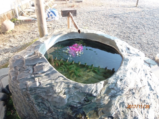 平等寺の「手水場」中には花が浮いていてとても綺麗でした。