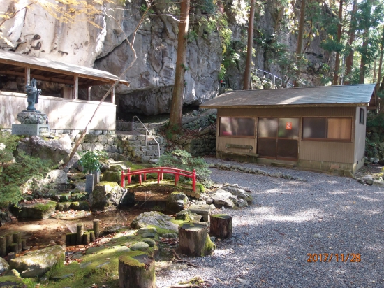 本堂前はこんな風景です、正面の小屋は？