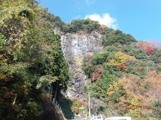 山の上から流れ落ちる灌頂ヶ瀧。