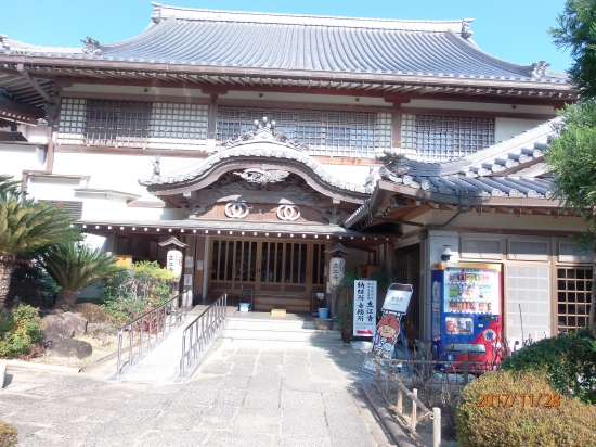 １９番札所「立江寺」境内、奥は宿坊施設、右は納経所。