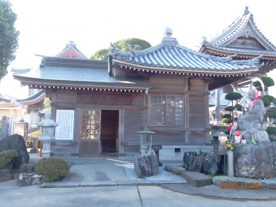 井戸寺境内の「日限大師堂」。