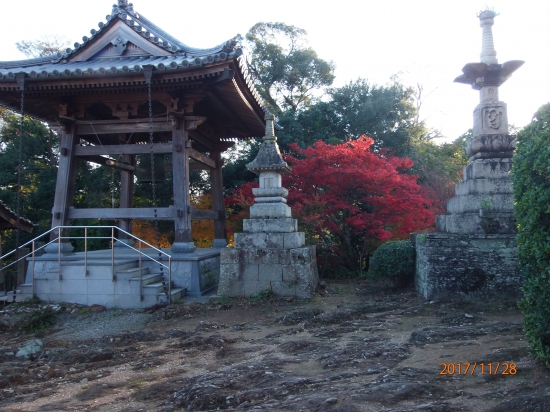 常楽寺境内鐘楼付近。