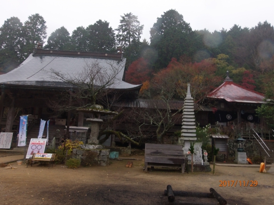 別格１番霊場「大山寺」左が本堂、右は大師堂。