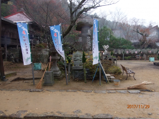 大山寺本堂前にある馬頭観音菩薩像。