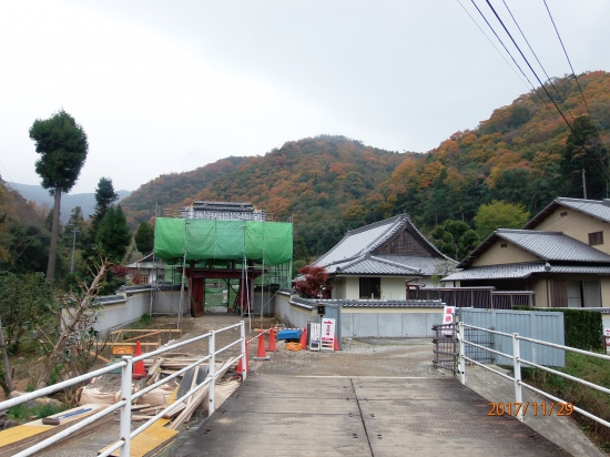 修理中の大日寺山門