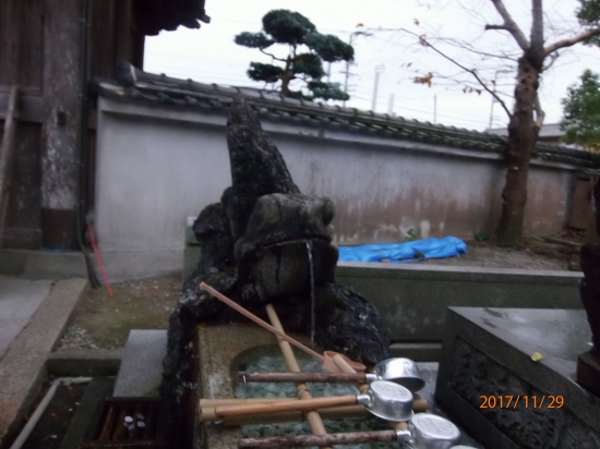 霊山寺の手水場にはカエルがデザインされた物もあります。