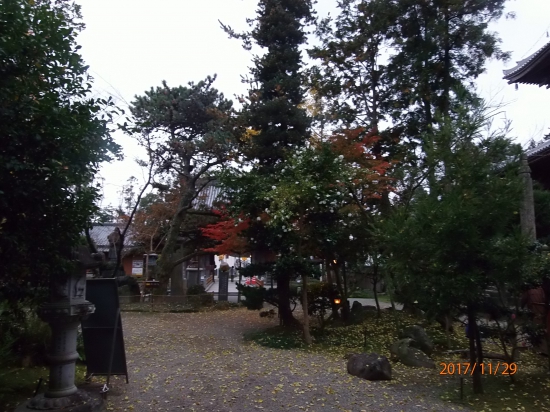 夕暮れの霊山寺境内