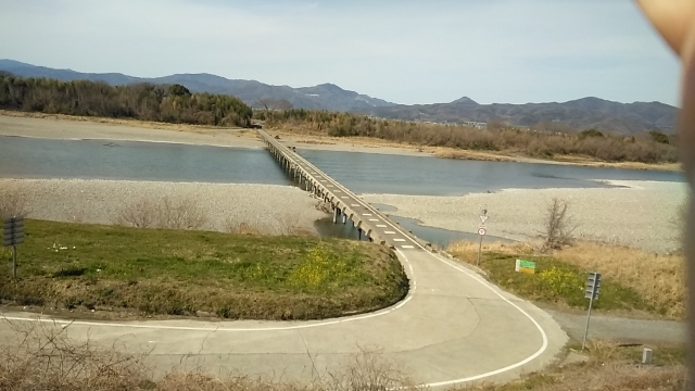 先ほど渡った橋の全景。