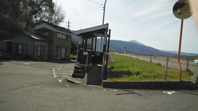 堤防にある遍路小屋は窓にガラスが嵌めてあります。