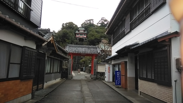 参道から眺める25番札所「津照寺」。