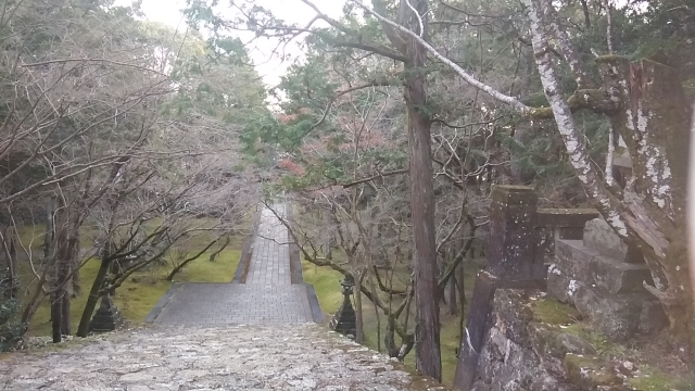 竹林寺大師堂から見る山門方面。