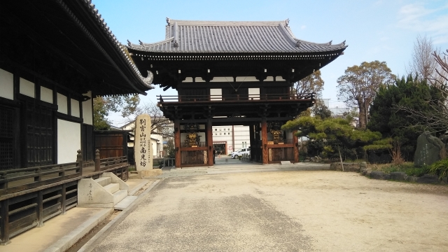 55番南光坊山門を境内から