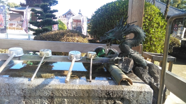 本山寺の手水鉢、私は吐水像の竜と同じ干支です
