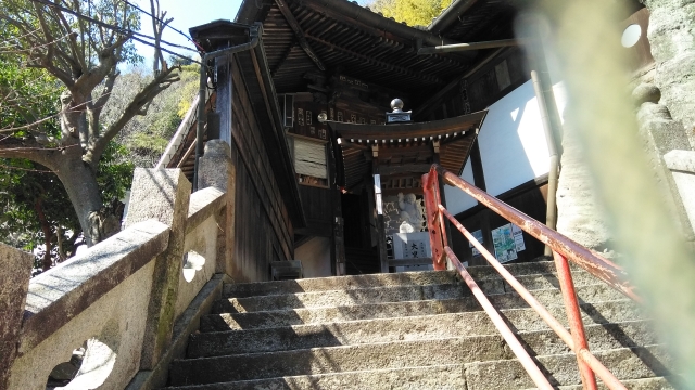 弥谷寺大師堂への階段