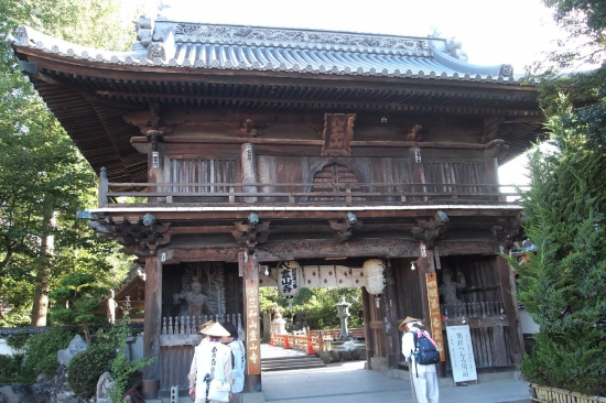 1番札所　霊山寺の山門