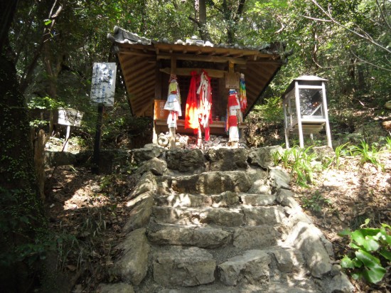 大日寺境内の爪彫薬師です。案内看板もあり、わかりやすいです。