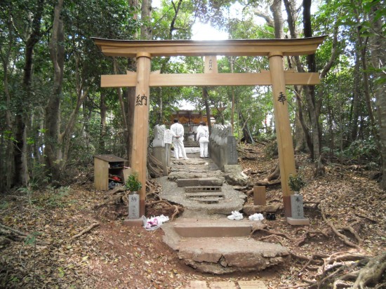 青龍寺奥ノ院は、多くのひとがお参りしてました。鳥居から先は土足厳禁です。