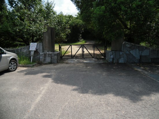 瑠璃光寺の入口ですが、何の看板もないバリケードがあるだけです。