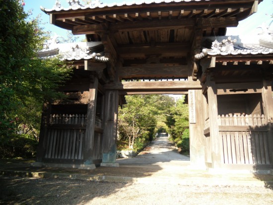 鷲峰寺の仁王門です。大変立派で、大きなお寺です。