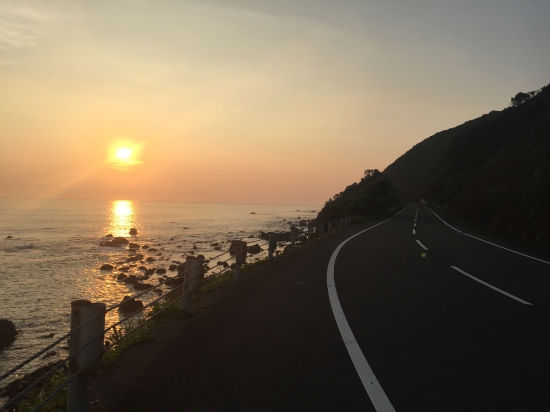 暑いので日の出とともに歩き出す。このころはまだいい天気だったんだけどな。