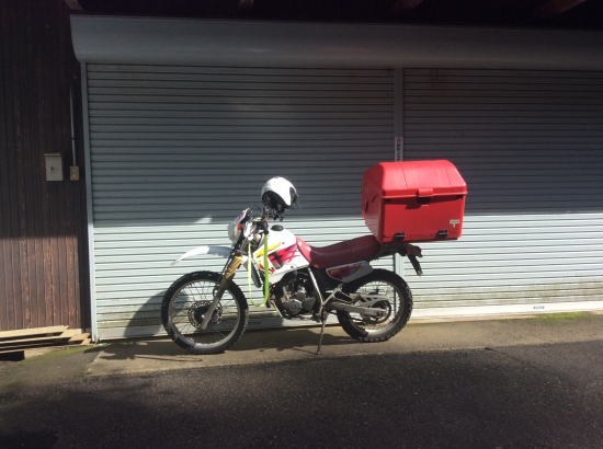 郵便カブならぬ郵便バイク....赤い箱の中には…