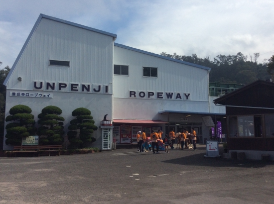 山麓ロープウェイ駅前で、祭りの練習。