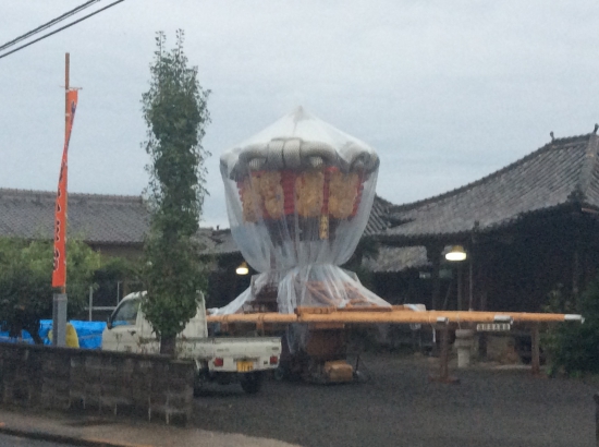 雨対策で、大きなビニールに包まれた山車。