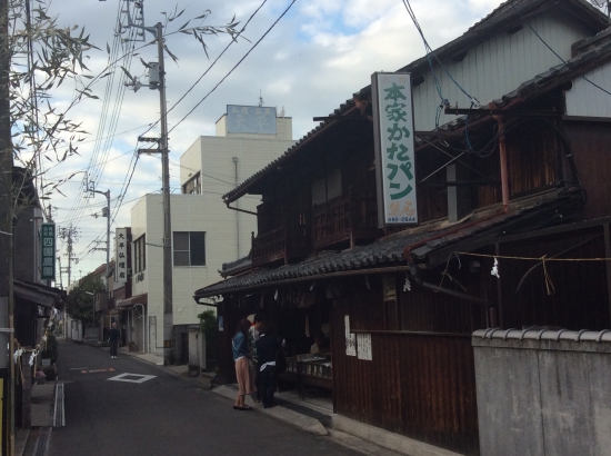 御影堂の前の堅パン屋さん。