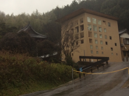 栄福寺の近代的な建物