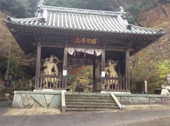 白い仁王さんに護られている仙遊寺の仁王門